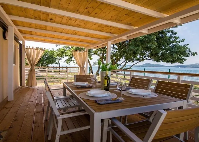 בית נופש Mobile Frangipani 2 *